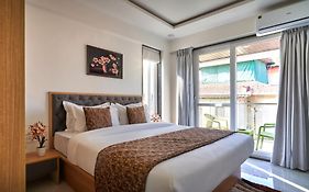 Drizzle Resort With Swimming Pool Near Maapro Garden